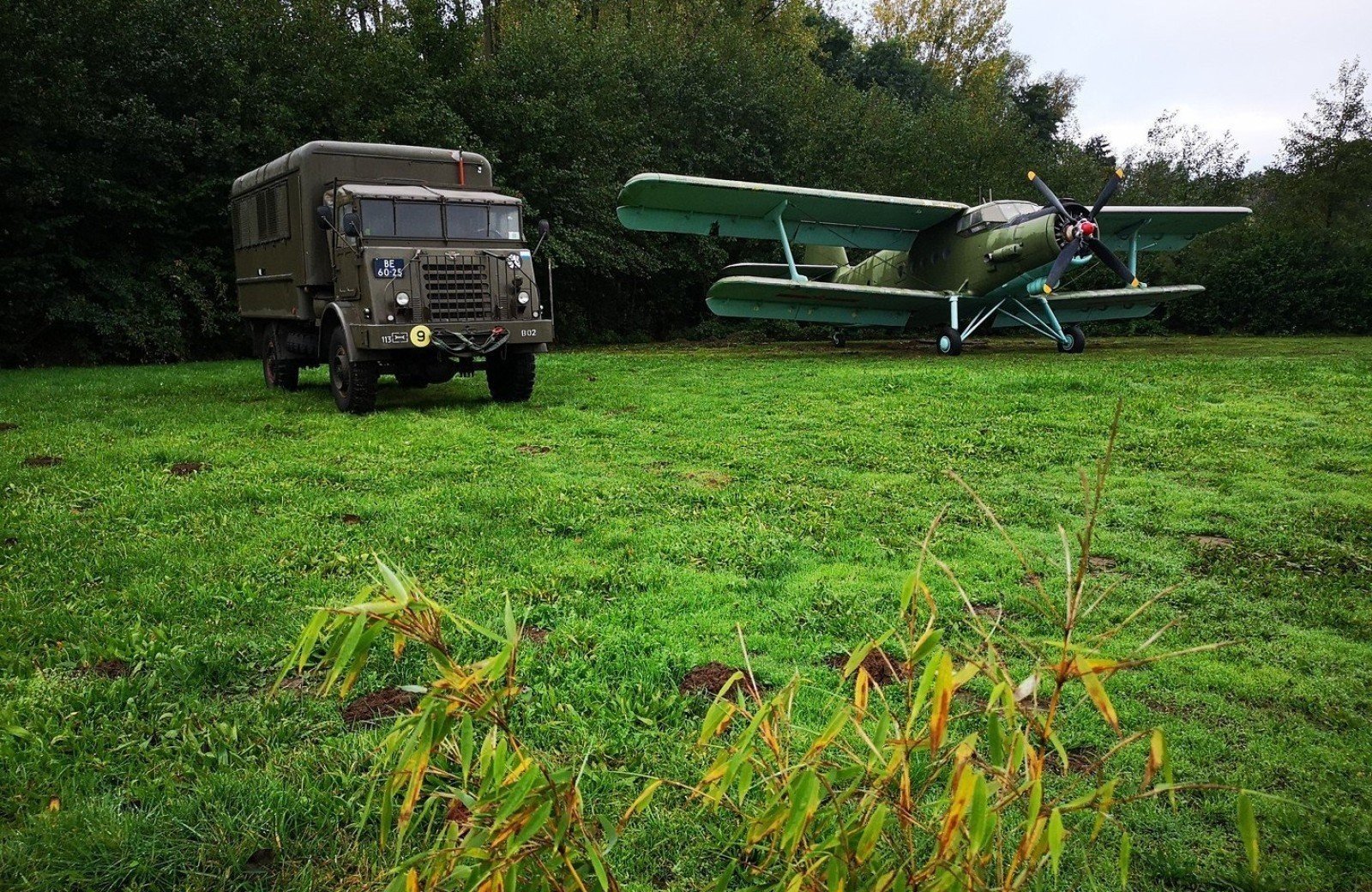 Overnachten in legertuck of vliegtuig